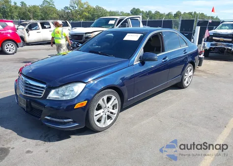 2013 Mercedes-Benz C 300 Luxury 4Matic z USA, uszkodzony, nr VIN WDDGF8AB1DR250754